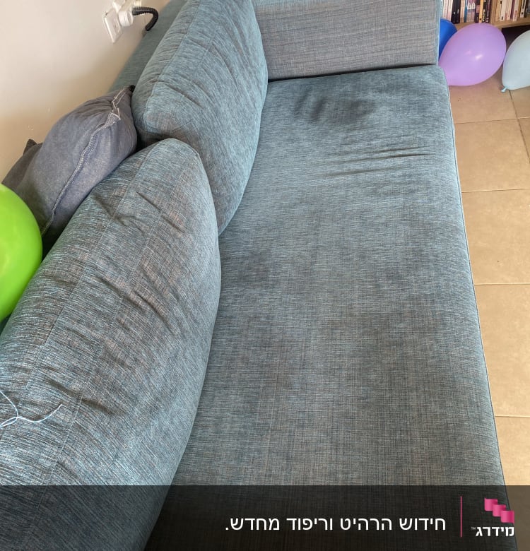 ספה מרופדת בבד כחול עם כריות תואמות